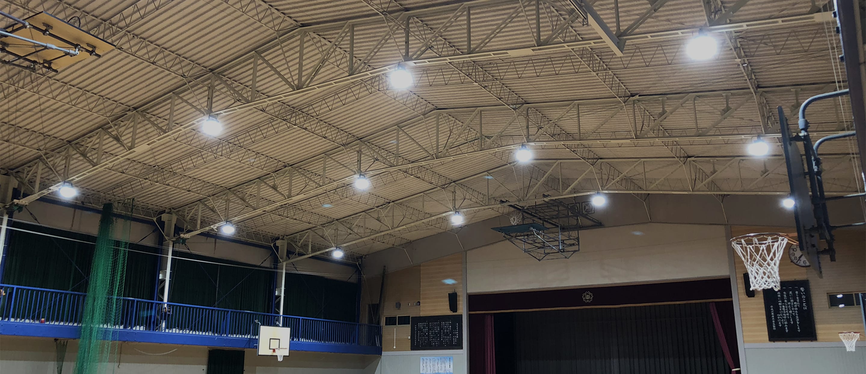 体育館を照らす電気の明かり